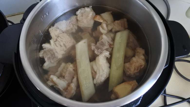 咖喱牛腩,牛肉焯水后放高压锅里，加入热水、葱姜压制25分钟