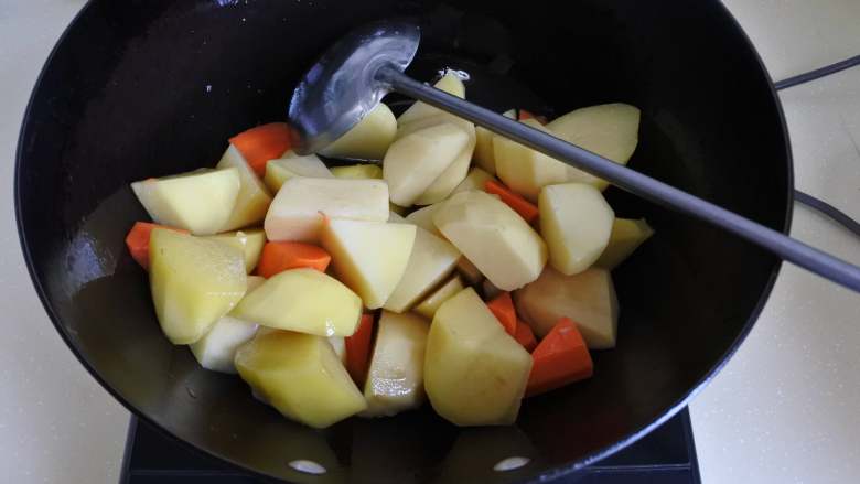 咖喱牛腩,底油炒一下土豆和胡萝卜，炒至边缘半透明
