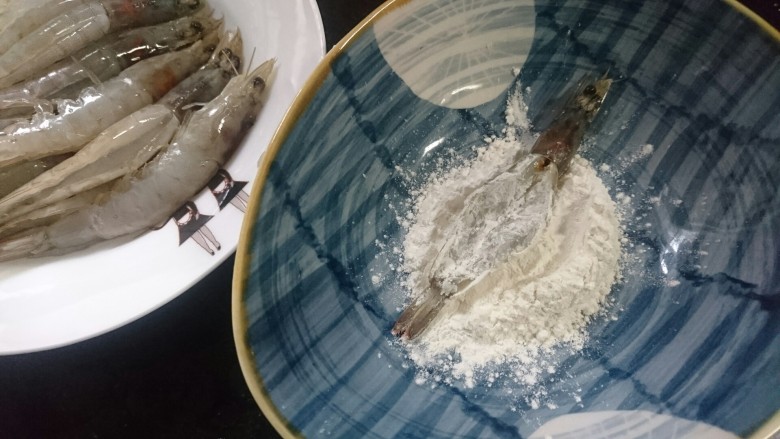 椒盐基围虾,耐心的一只只粘上淀粉