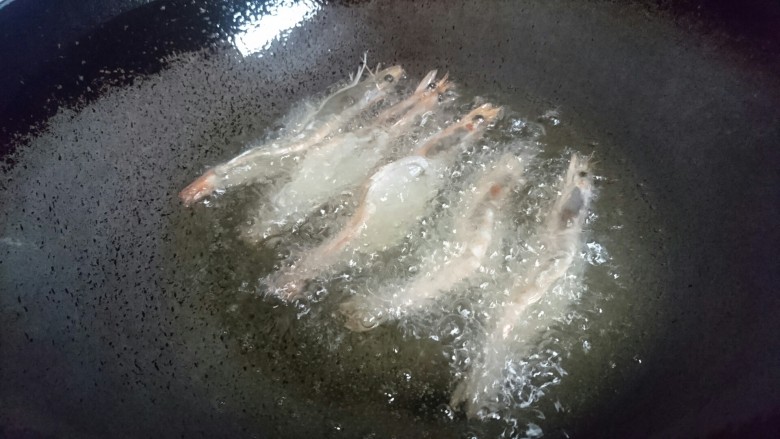 椒盐基围虾,一只只夹入处理好的虾入锅