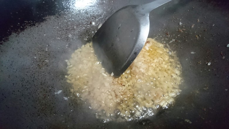 椒盐基围虾,捞出虾，留出多余油后加入洋葱碎爆香