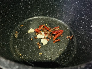 酸辣黄瓜条,锅里少许油，蒜瓣切片，和干辣椒花椒一起放入锅内，小火炒香；