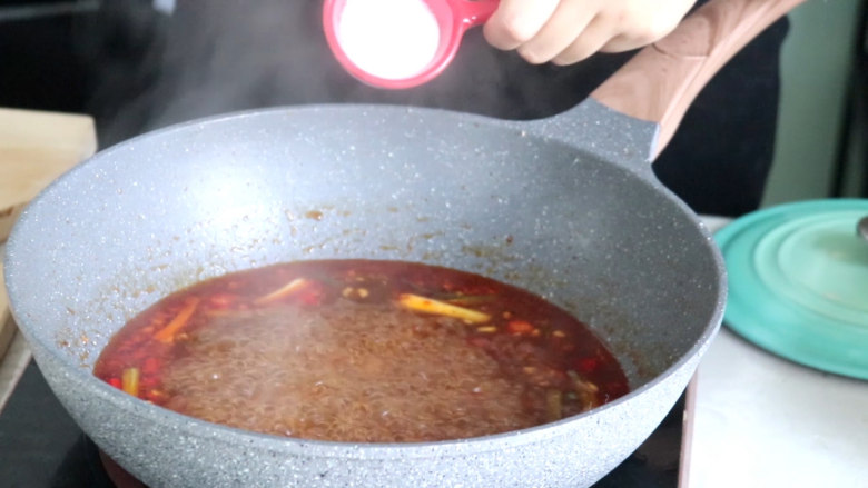猪肉白菜千层锅,加入盐提味后搅拌均匀