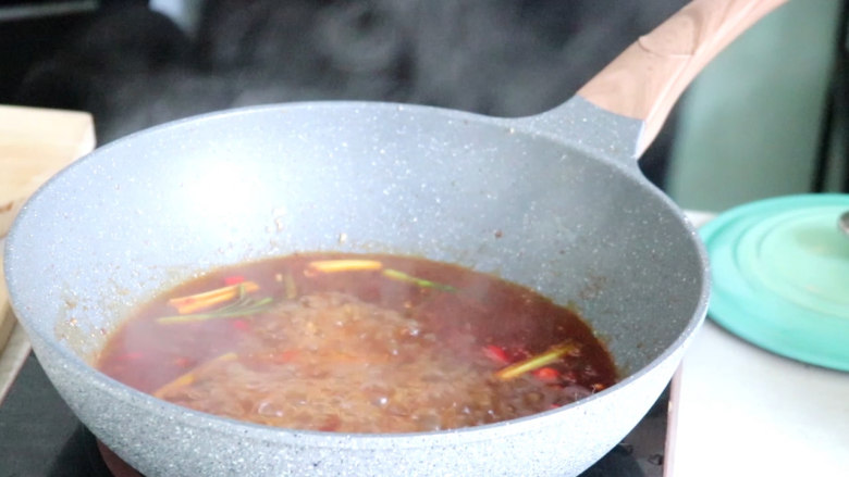 猪肉白菜千层锅,加入热水炝汤