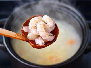 鲜虾砂锅粥,这个时候加入虾仁。