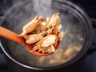 鲜虾砂锅粥,大火煮沸后，继续炖煮10分钟，捞出虾壳和虾头不用。