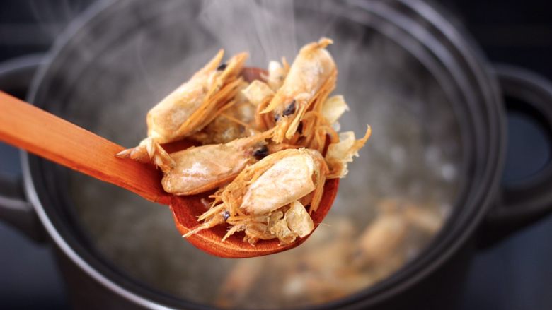 鲜虾砂锅粥,大火煮沸后，继续炖煮10分钟，捞出虾壳和虾头不用。