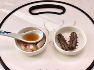 鲜虾砂锅粥,把虾仁和海参，各倒入5克料酒腌制10分钟。