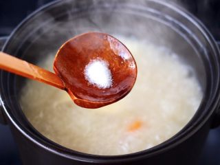 鲜虾砂锅粥,再根据个人的口味，加入适量的盐调味。