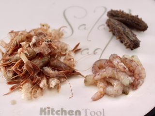 鲜虾砂锅粥,红虾洗净后去虾壳和虾头，扒出虾仁，把海参的内脏杂质也清理干净。