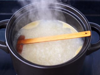 鲜虾砂锅粥,砂锅中倒入浸泡好的大米和糯米，大火烧开后，盖上锅盖小火慢慢炖煮至米汤汁变得越来越浓稠时。