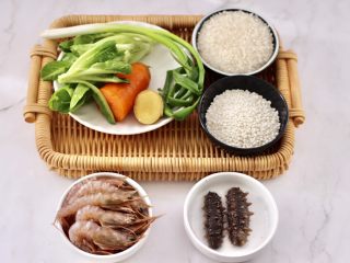 鲜虾砂锅粥,首先备齐煮粥的食材，大米和糯米洗净后浸泡半个小时，海参我是用的是即食的，非常方便。
