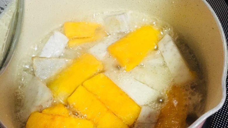 金银满盘,锅中加入白糖，水，烧开后加入芋头，地瓜，小火慢熬。