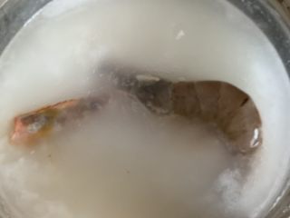 鲜虾砂锅粥,煮