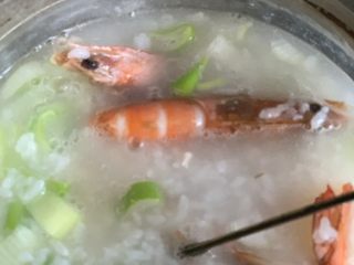 鲜虾砂锅粥,搅拌均匀