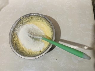 黄油脆硬饼干,分次筛入面粉。