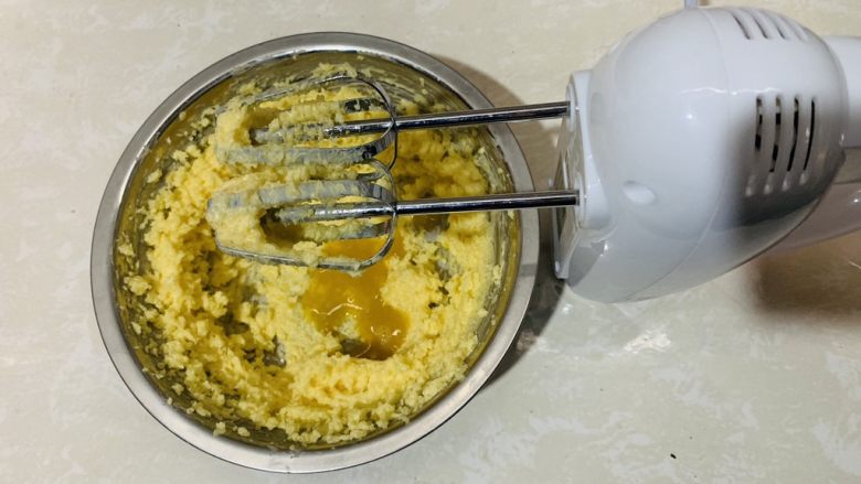 黄油脆硬饼干,鸡蛋液分次倒入继续打发。