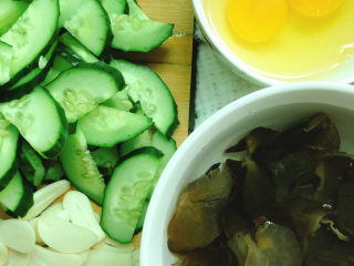 黄瓜木耳炒鸡蛋,鸡蛋打入碗中，打散；黑木耳洗干净后焯水捞出备用。