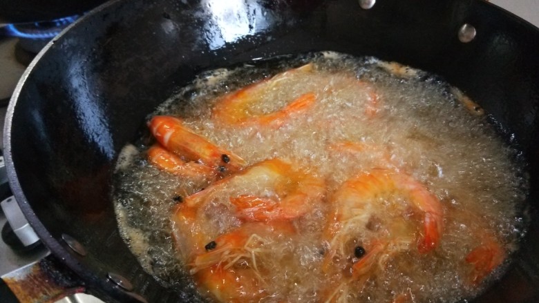干锅藕片,倒入大虾炸制外皮酥脆。
