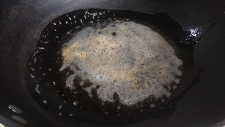 干锅藕片,倒入一百克刚才炸过的油。