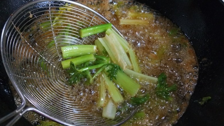 干锅藕片,芹菜过一下油。