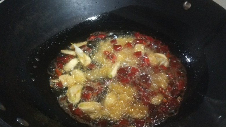 干锅藕片,辣椒不要太过火了，变色马上加香锅料。