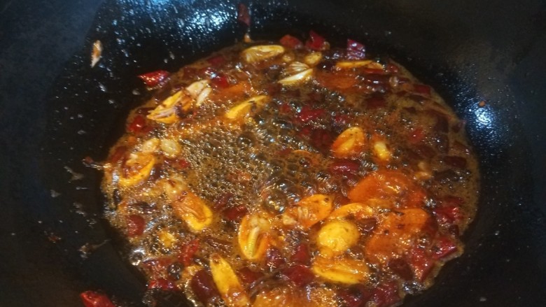 干锅藕片,现在转小火炒香锅料。