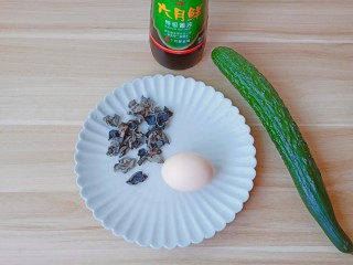 黄瓜木耳炒鸡蛋,黑木耳选择肉质厚的炒起来好吃。