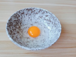 黄瓜木耳炒鸡蛋,碗里打一个鸡蛋。