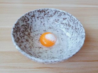 黄瓜木耳炒鸡蛋,加入一点点盐，用筷子打散。