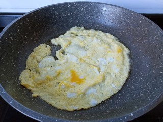 黄瓜木耳炒鸡蛋,锅里加一点点油放入鸡蛋液。
