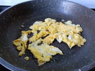 黄瓜木耳炒鸡蛋,鸡蛋液凝固用筷子把鸡蛋拌散。