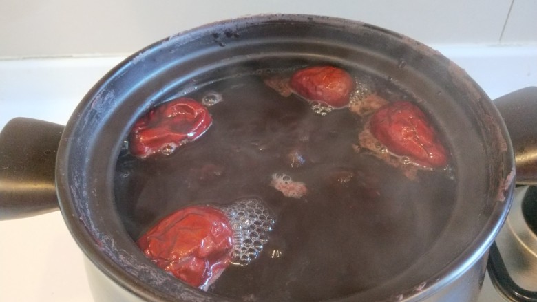 红枣黑米粥,中途加一次开水，不然会很稠的。