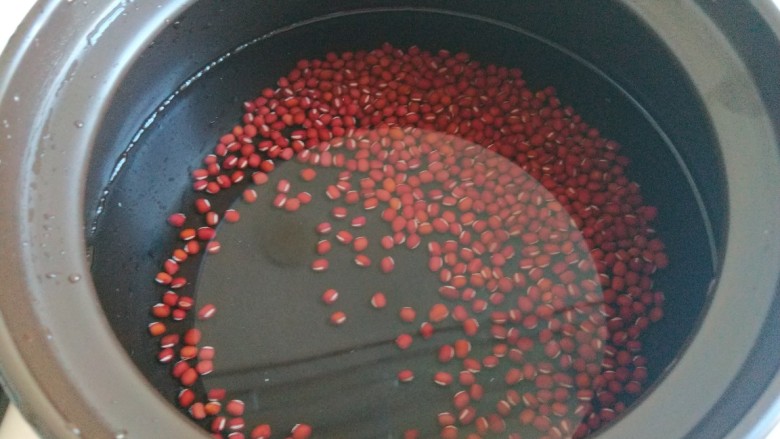 红枣黑米粥,放入砂锅泡水。