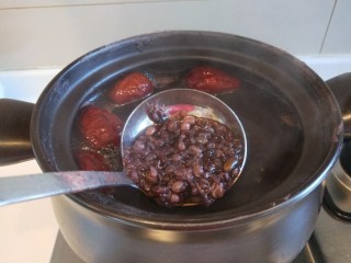 红枣黑米粥,煮到红豆开花粥粘稠就可以了。
