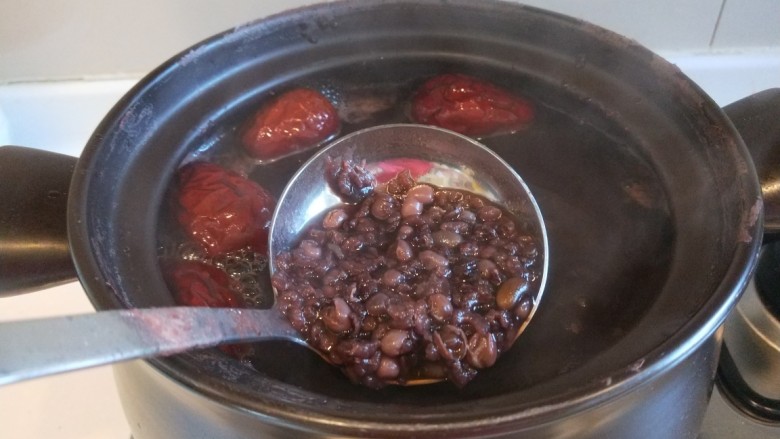红枣黑米粥,煮到红豆开花粥粘稠就可以了。