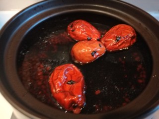 红枣黑米粥,早上起来从新加水煮开锅，加入少许食用碱。