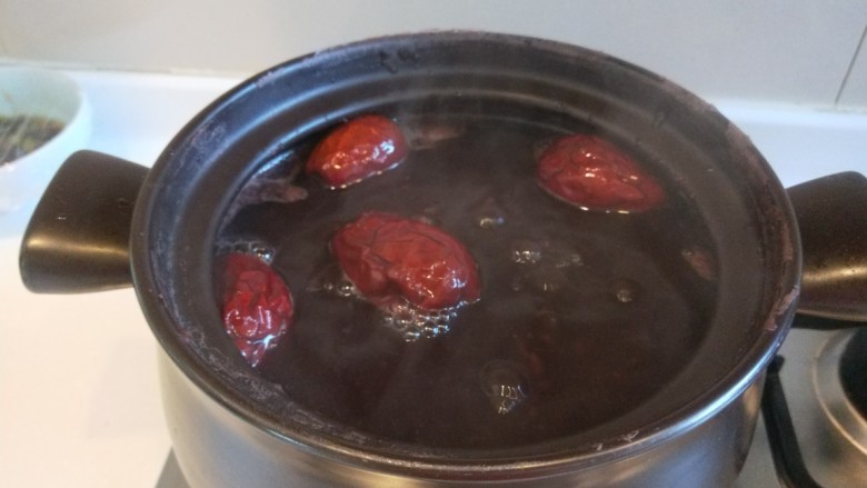 红枣黑米粥,中小火熬制。