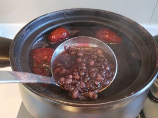 红枣黑米粥,看红豆是否开花。