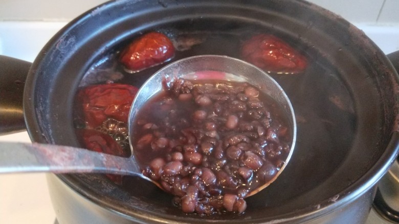 红枣黑米粥,看红豆是否开花。