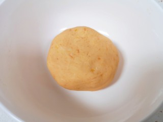 红薯圆子,再揉成红薯糯米面团。