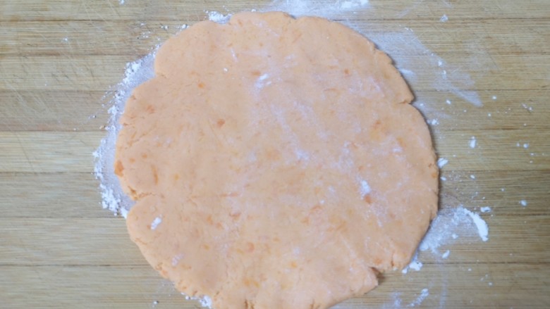 红薯圆子,将面团擀成0.8厘米左右厚度的面片。