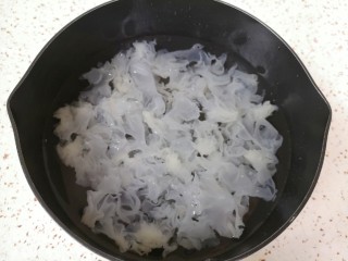 红薯圆子,洗干净撕碎放入锅里，加入纯净水。