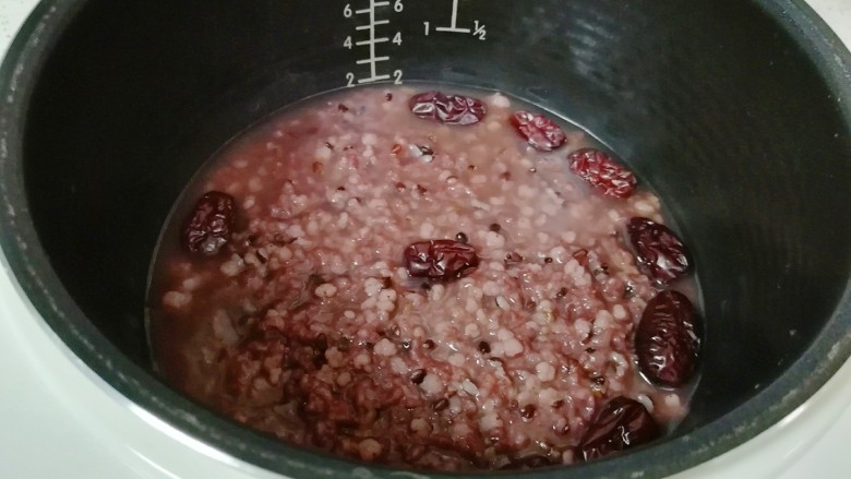 红枣黑米粥,打开电饭锅，香喷喷的红枣黑米粥已经好了。