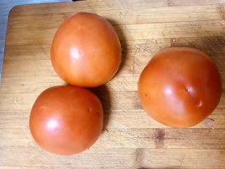 金针肥牛,准备三个小西红柿