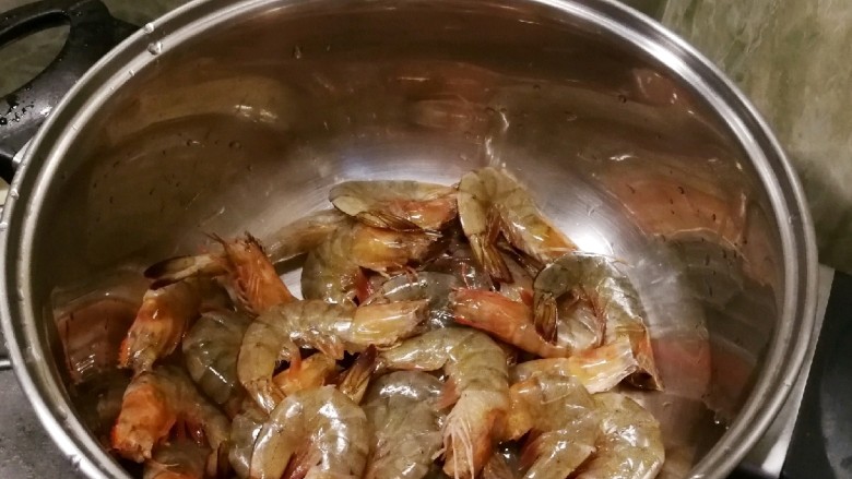 椒盐基围虾,将虾直接倒入锅里