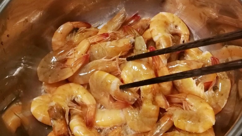 椒盐基围虾,当一面已经变色 半熟状态 用筷子轻轻翻拌