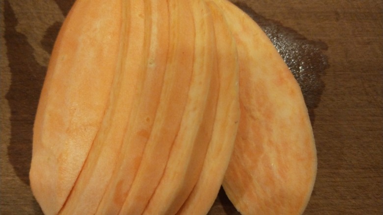 红薯圆子,切成厚片，在切成条。