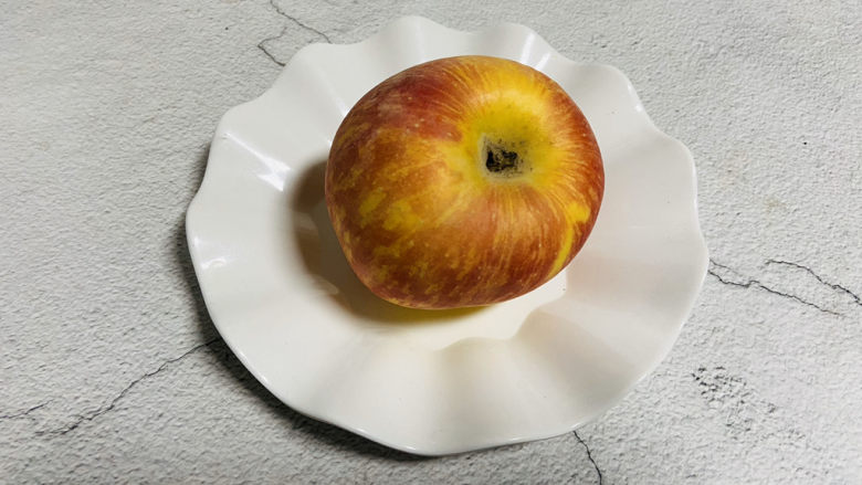 苹果饼,一个<a style='color:red;display:inline-block;' href='/shicai/ 591'>苹果</a>