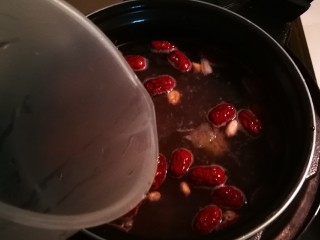 红枣黑米粥,添加至水位线以下足够的水